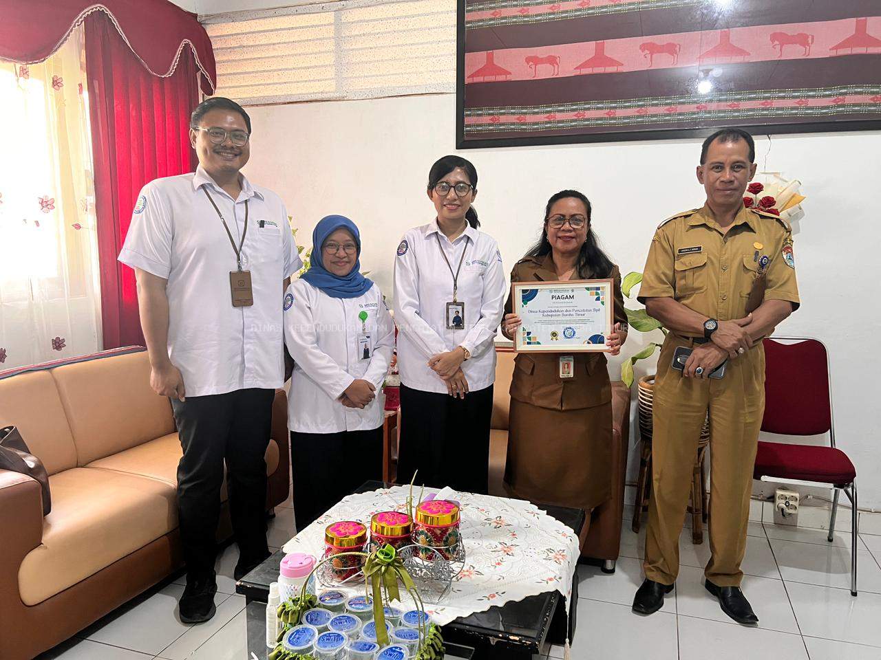 BPJS Kesehatan Kanca Sumba Timur Apresiasi Kolaborasi Inovasi BERSENANDUNG Bersama Disdukcapil Sumba Timur
