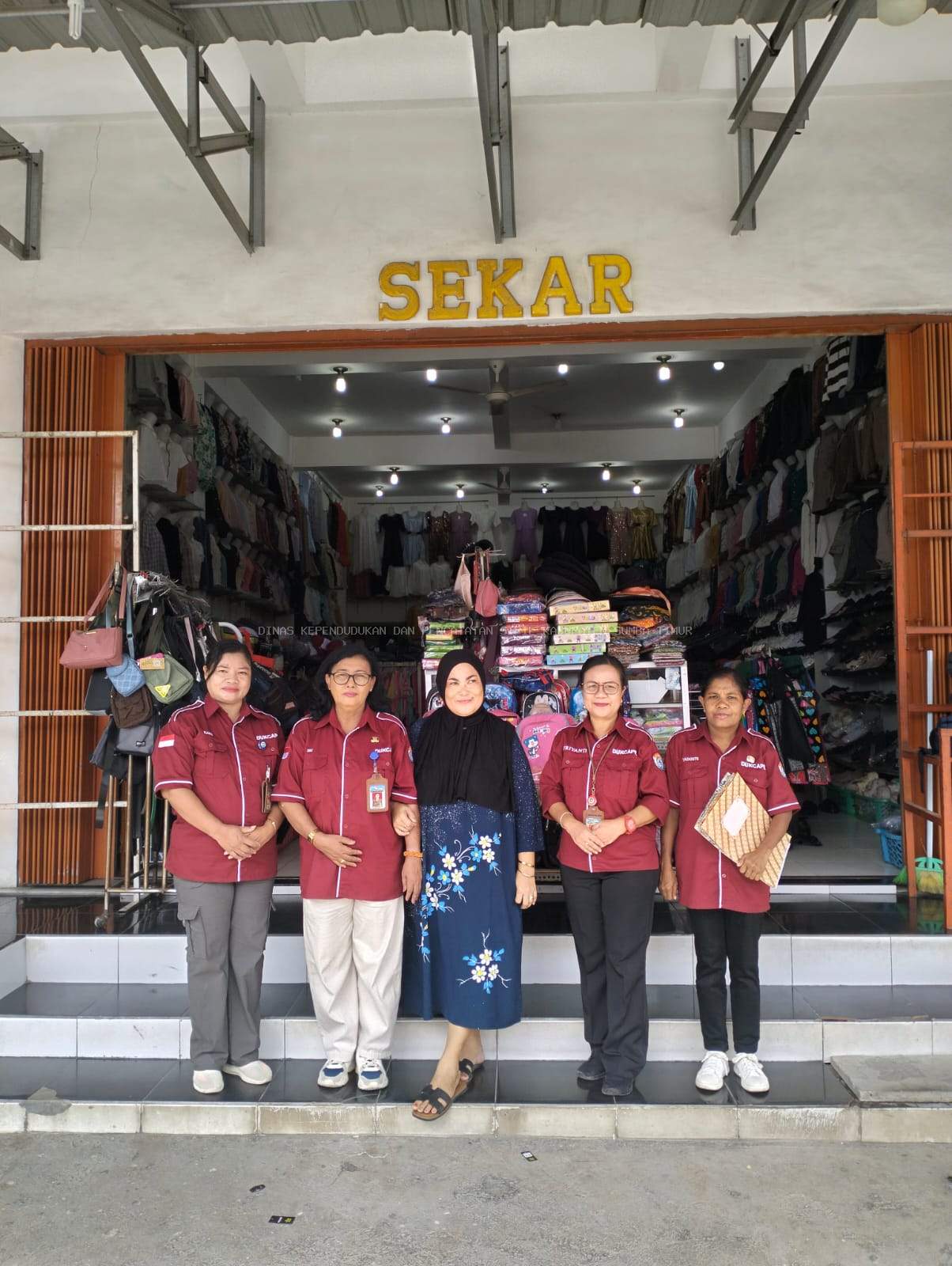 Perjanjian Kerja Sama Pemanfaatan Kartu Identitas Anak antara Disdukcapil Sumba Timur dan Toko Sekar, Toko Empat Putra, Toko D & V 2.