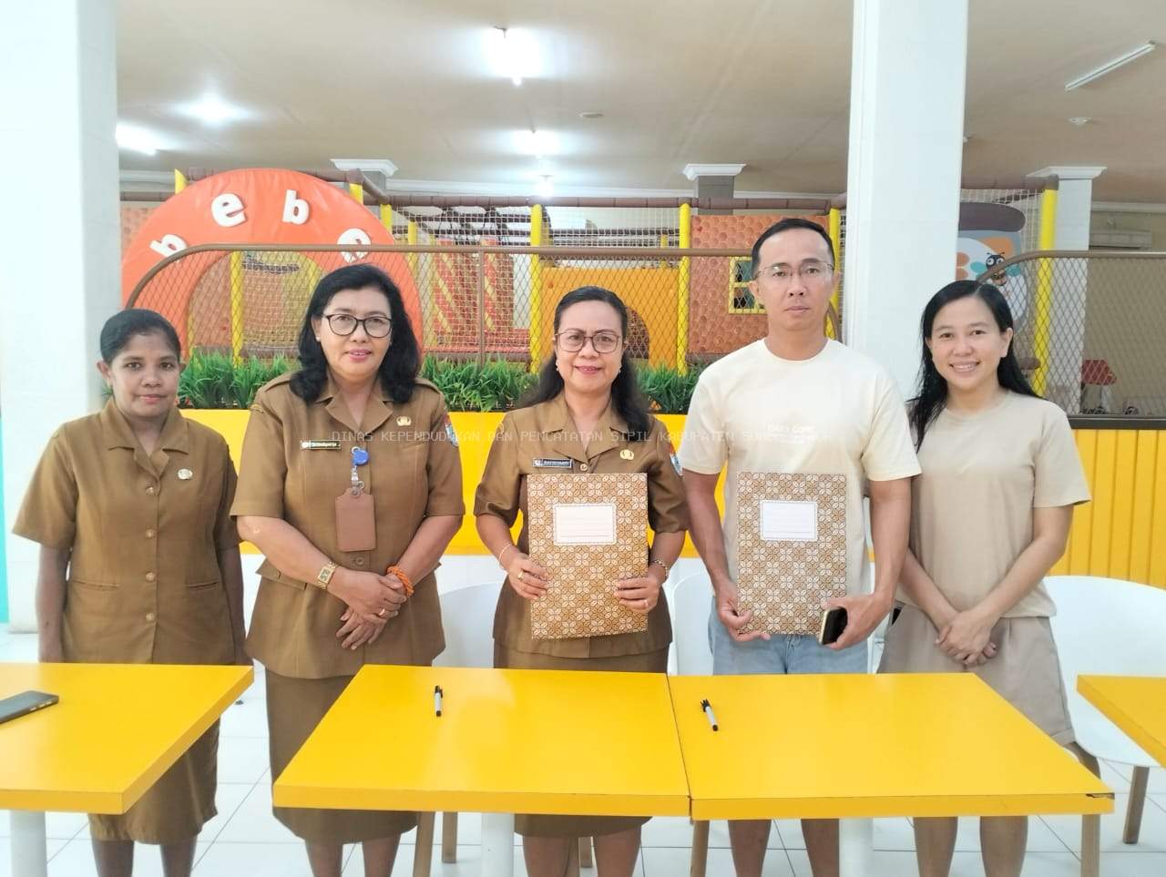 Perjanjian Kerja Sama Pemanfaatan Kartu Identitas Anak antara Disdukcapil Sumba Timur dengan Toko Bebe Playground dan Toko Murimada