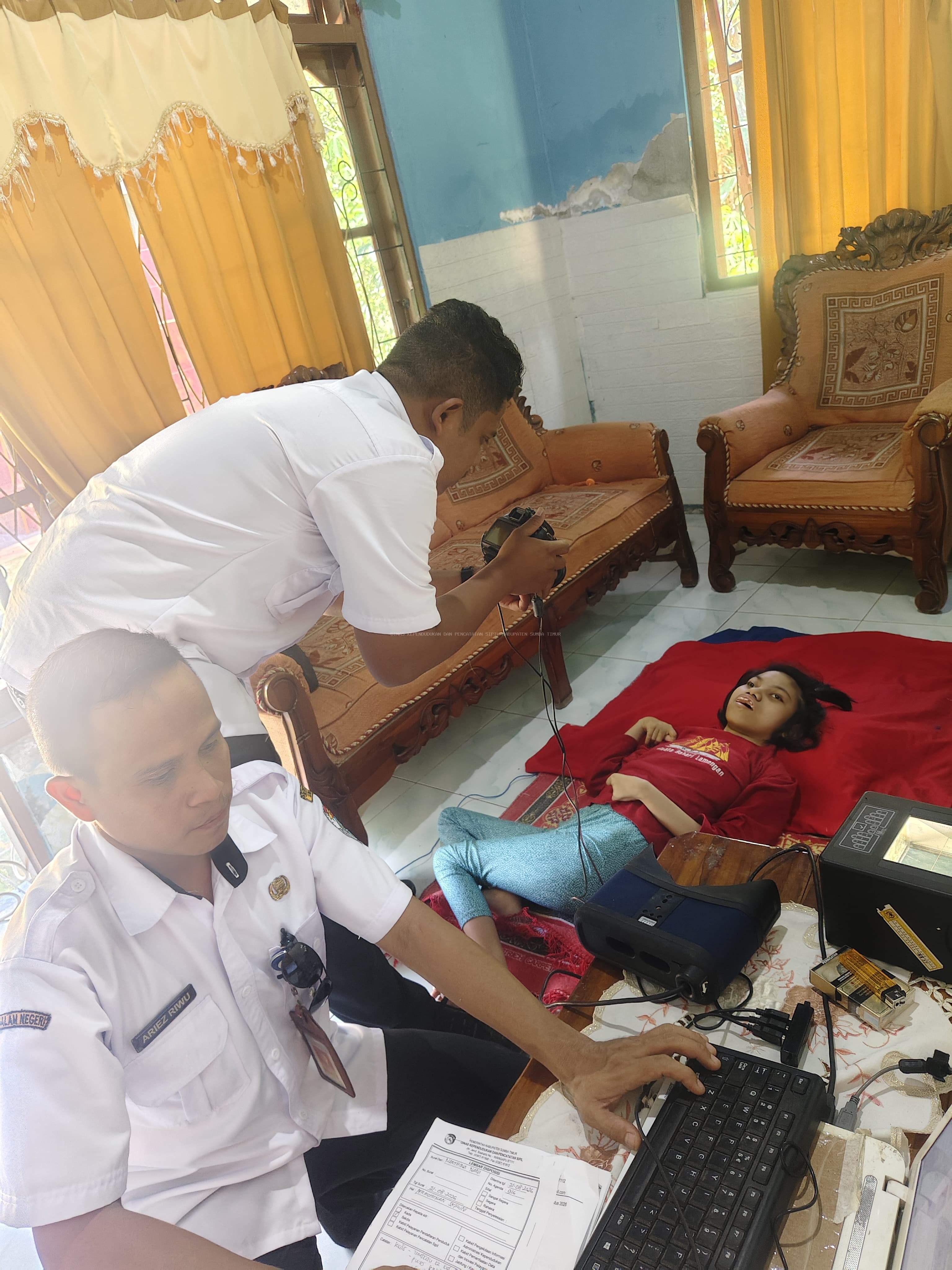 Disdukcapil Sumba Timur Gelar Pelayanan Jemput Bola Perekaman KTP-el bagi Penduduk Rentan di Kelurahan Matawai dan Kelurahan Temu