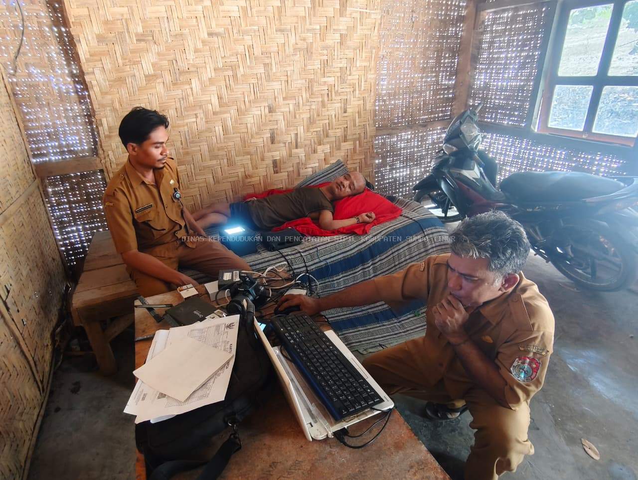 Disdukcapil Sumba Timur Hadirkan Pelayanan Jemput Bola Perekaman KTP-el bagi Penduduk Rentan di Desa Kiritana